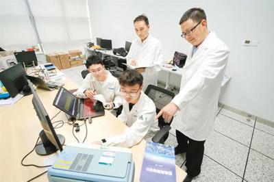 在南瑞集團(tuán)-西安交大新型電力系統(tǒng)聯(lián)合研發(fā)中心,科研人員正在開展研發(fā)工作。 (西安交大供圖)